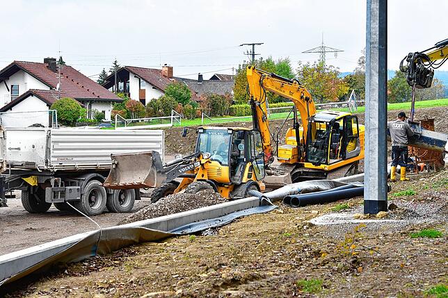 Zusatzarbeit: Die neu gebaute und über 100 Meter lange Stützmauer an der Nordseite des künftigen Kunstrasenplatzes beim SV Berau ...