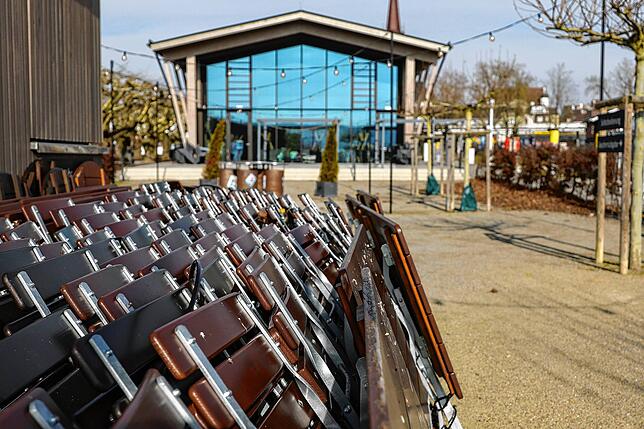 Der Biergarten des Restaurant Mole am Radolfzeller Hafen. Hier ist alles ordentlich aufgeräumt und verstaut. Weiter geht es hier erst im ...