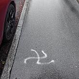 Bei nassem Asphalt war die Schmiererei deutlicher zu erkennen.