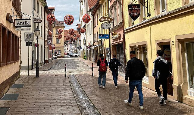 Der schwebende Blumenschmuck in Kugelform in der Brunnenstraße, 2024 installiert, ist bei Gästen und Einheimischen ein beliebtes ...