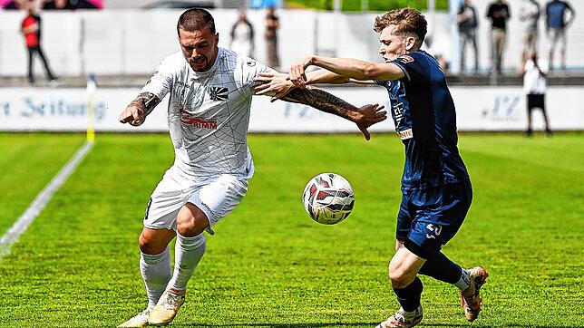Der FC 08 Villingen, hier Fabio Pfeifhofer (links) im Zweikampf mit Gino Portella, holt in der Fußball-Oberliga gegen den 1. CRF ...