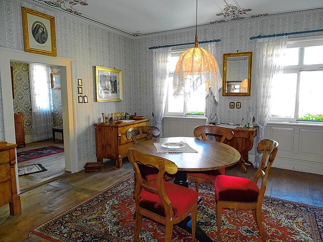 Das Esszimmer der Familie Probst im Bindhaus. Schon daran ist zu erkennen, dass hier keine armen Leute wohnten. Die Einrichtung ist noch ...