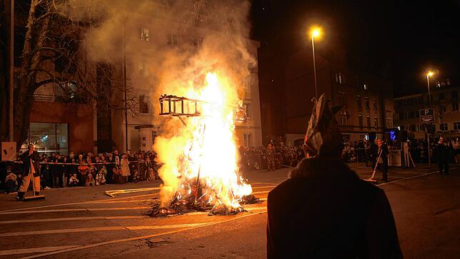 Bild 23: Mit der Fasnachtsverbrennung endet die fünfte Jahreszeit in Konstanz