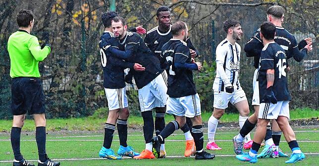 Heimsieg ohne Gegentor: Die U23 des SV 08 Laufenburg bejubelt das 1:0 durch Nico Klein (rechts, verdeckt) gegen den FC Wittlingen.