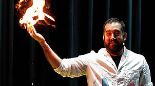 Panos Tsalkatis vom Science Mobil-Team zeigt anhand eines chemischen Experiments eindrucksvoll, wie Menschen beispielsweise vor Feuer ...