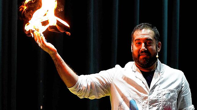 Panos Tsalkatis vom Science Mobil-Team zeigt anhand eines chemischen Experiments eindrucksvoll, wie Menschen beispielsweise vor Feuer ...