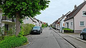 Die enge Hahnstraße soll zur Fahrradstraße werden. Dann müssten Autofahrer den Radfahrern das Vorrecht gewähren. Schon heute gilt dort ...