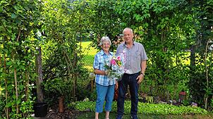 Ortsvorsteher Edgar Lang gratuliert Rosa Blocherer im Namen der Landrätin, des Ministerpräsidenten, der Stadt und Gemeinde zu ihrem 90. ...
