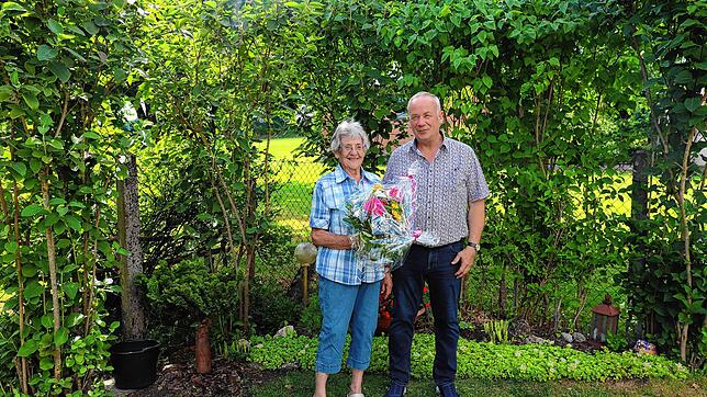 Ortsvorsteher Edgar Lang gratuliert Rosa Blocherer im Namen der Landrätin, des Ministerpräsidenten, der Stadt und Gemeinde zu ihrem 90. ...