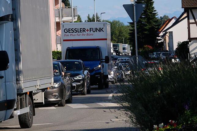 Auch an Tag 2 der B31-Sperrung staute sich der Verkehr auf der Umleitungsstrecke – wie etwa hier in Schnetzenhausen.