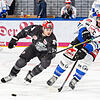 Hart bedrängt vom Nürnberger Daniel Fischbuch (links), versucht Schwenningens Kapitän Mark Fraser den Puck zu spielen. Bild: Eibner