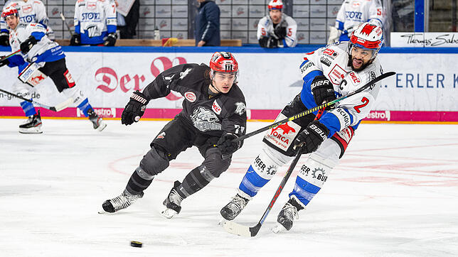 Hart bedrängt vom Nürnberger Daniel Fischbuch (links), versucht Schwenningens Kapitän Mark Fraser den Puck zu spielen. Bild: Eibner