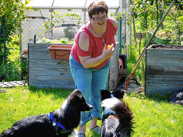 Auch die Hunde von Silvia Stadler freuen sich: Sie wollen im Garten spielen.