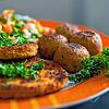 Fleischersatz ist nicht in aller, aber doch in vieler Munde: Falafel aus Kichererbsen und  vegane Schnitzel.