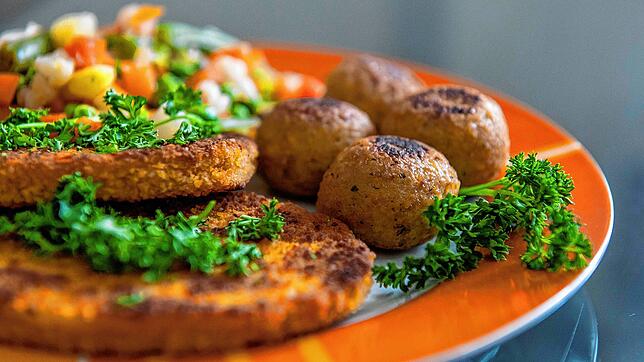 Fleischersatz ist nicht in aller, aber doch in vieler Munde: Falafel aus Kichererbsen und  vegane Schnitzel.