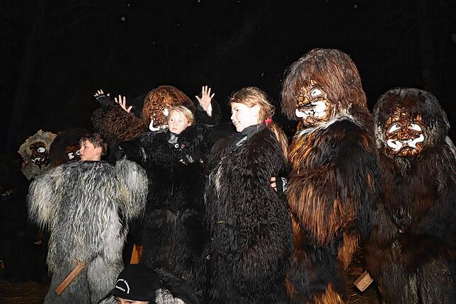 Bild 9: Schneeschreck und Riedhexen tanzen am Feuer &ndash; Alle Bilder vom Fasnachtsauftakt in Wollmatingen