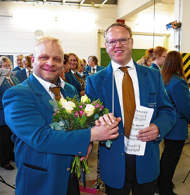 „Ein Glückgriff“: Im Rahmen einer fulminanten Serenade hat Tobias Liedtke (rechts) im vergangenen Herbst den Stab der Stettener ...