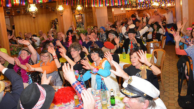 Ausgelassene Stimmung herrscht beim sechsten Gaudimusikobend am Fasnachtssamstag in allen sieben Lokalen, wie hier im Ochsen. Bilder: ...