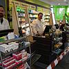 Sicherheitsabstand in der Panda-Apotheke in Markdorf: Inhaber Matthias Maunz (links) und Apotheker Alexander Keller haben alle Hände ...