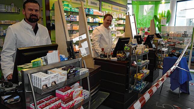 Sicherheitsabstand in der Panda-Apotheke in Markdorf: Inhaber Matthias Maunz (links) und Apotheker Alexander Keller haben alle Hände ...