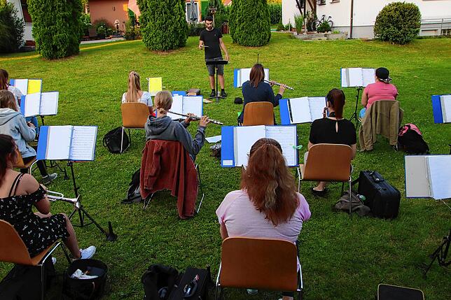 Bild 2: Die erste Musikprobe nach dem Lockdown im privaten Garten des früheren Ortsvorstehers