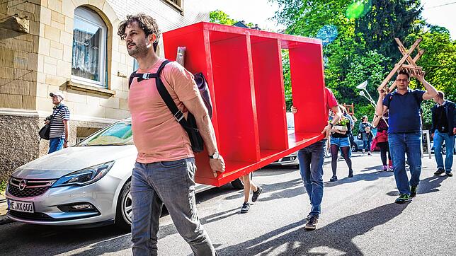 Auch dieses Bild kursiert im Konstanzer OB-Wahlkampf: Nach einer Hausbesetzung im Stuttgarter Westen 2018 trägt der Stuttgarter Stadtrat ...
