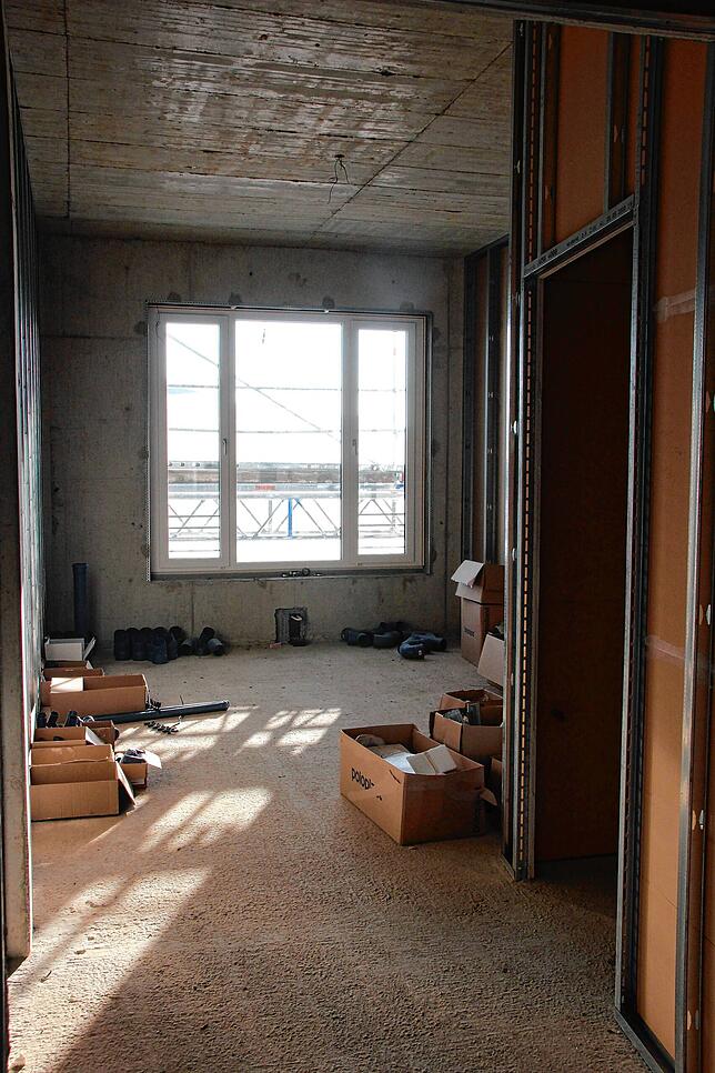 Bilck in eines der zukünftigen Patientenzimmer. Die großen Fenster sorgen für viel Tageslicht.