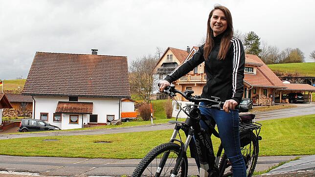 Anna-Maria Huber hat das Auto durch ein Pedelec ersetzt und erledigt damit alltägliche Fahrten.