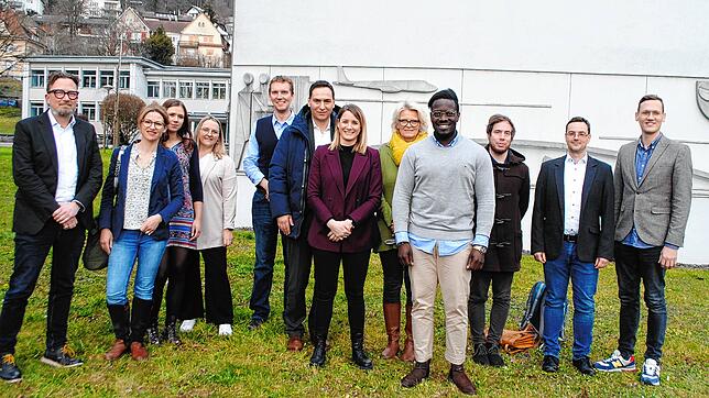Ein Teil der Dozenten des BWL-Studiengangs an der Kaufmännischen Schule Waldshut mit den Studenten Madeleine Winkler und Miguel Pindis ...