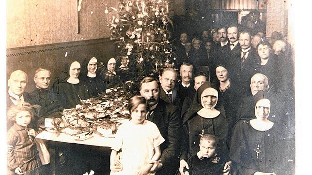 Weihnachtsfeier im Kreispflegeheim Jestetten 1927: In der Bildmitte Dr. Max Lichtenberger mit seiner Tochter Ruth. Der zweite Mann von ...