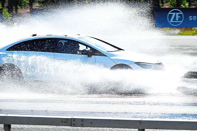 Test-Wagen von ZF: Künstliche Intelligenz hilft, dass das Fahrzeug in Extremsituationen spurtreu bleibt.