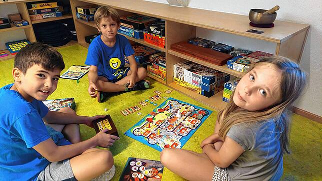 Erman, Noah und Nike (von links) spielen im Kinderhaus am Salzberg ein Spiel. Derzeit können in Konstanz keine Plätze geteilt werden, ...