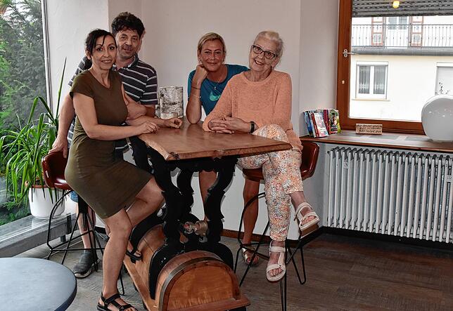Paola Prato und Rocco Pintaric sollen weiter die „Bäckerei Martin“ in Eigeltingen betreiben. Dafür sammelten Jennifer Thoma und Rositta ...