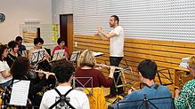 Noch proben Dirigent Benjamin Hummel und die Kapelle des Musikvereins Unterkirnach, wie hier bei der Vorbereitung auf das Summer-Opening ...