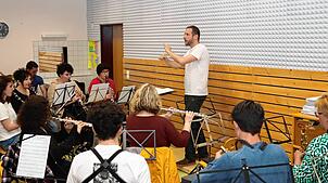 Noch proben Dirigent Benjamin Hummel und die Kapelle des Musikvereins Unterkirnach, wie hier bei der Vorbereitung auf das Summer-Opening ...