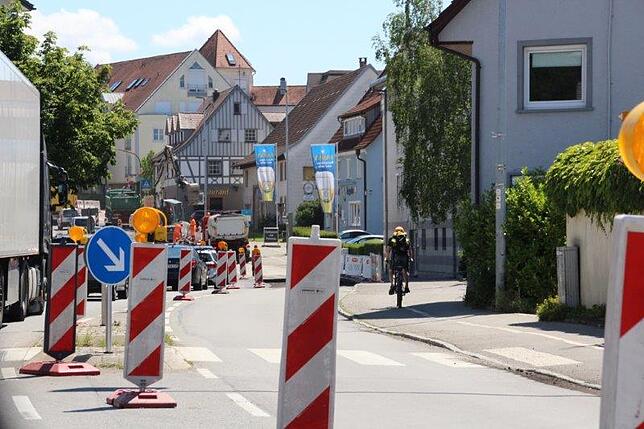 Wer dachte, in der Gegenrichtung vom Verkehrskollaps verschont zu sein, irrte sich. Auch ohne Umleitung bildeten sich Staus auf der ...