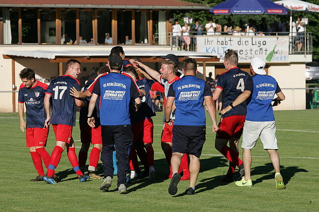 Bild 5: Der FC Schlüchttal feiert einen 5:2-Sieg gegen den TuS Lörrach-Stetten und den Bezirksliga-Aufstieg &ndash; wir haben die Bilder!