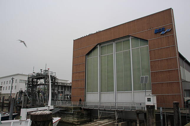 Wie ein Bollwerk steht die BSB-Werft zwischen Innenstadt und Hinterem Hafen. Seit drei Jahren gibt es keine Gespräche mehr mit den ...