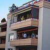 Ramona und Uwe Schmid (oben) spielten auf ihrem Balkon in der Litzelstetter Adenauerstraße Beethovens &bdquo;Ode an die Freude&ldquo;. ...