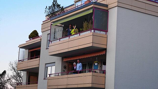 Ramona und Uwe Schmid (oben) spielten auf ihrem Balkon in der Litzelstetter Adenauerstraße Beethovens &bdquo;Ode an die Freude&ldquo;. ...