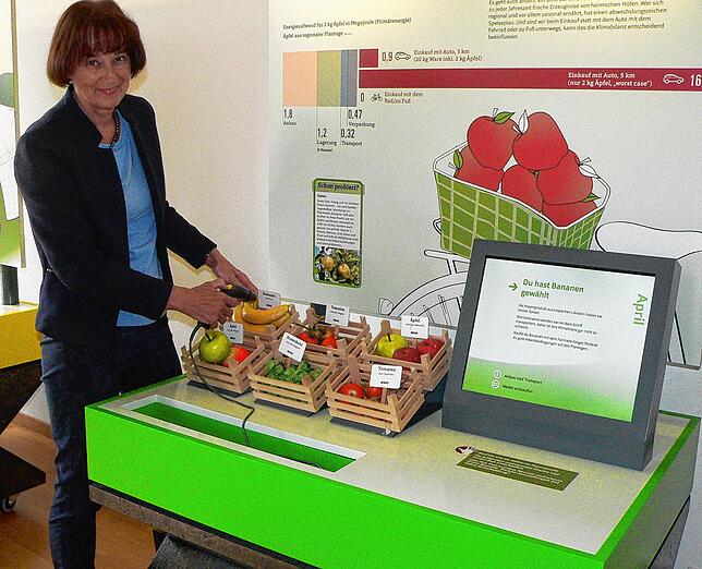 Adelheid Kummle, Leiterin der Stoll-Vita-Stiftung, an der Mitmachstation &bdquo;Obst und Gemüse&ldquo;.