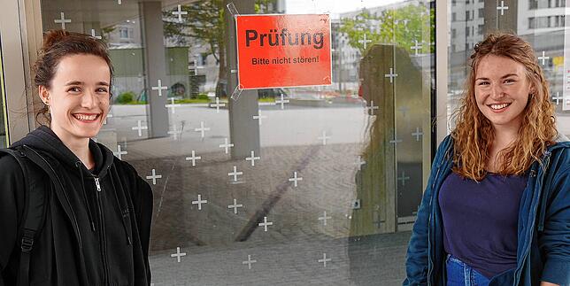 Emilia (links) und Noem gehören zum ersten Jahrgang, der an der Gemeinschaftsschule Gebhard in Konstanz das Abitur ablegt. Die ...