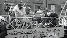 Die Produktion bei der Schuhfabrik Ricosta inspirierte die Donaueschinger Narren 1958 zu einem Umzugswagen.