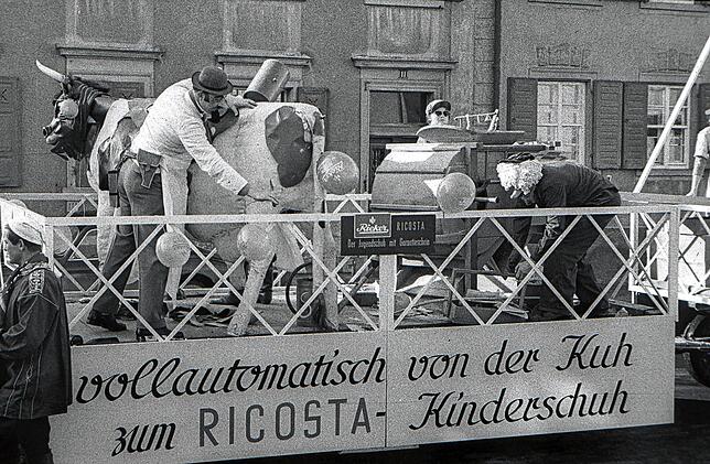 Die Produktion bei der Schuhfabrik Ricosta inspirierte die Donaueschinger Narren 1958 zu einem Umzugswagen.