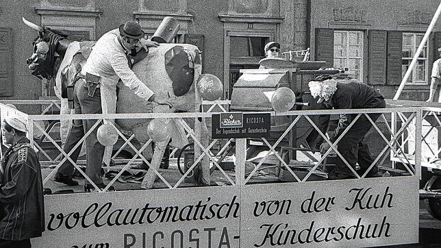 Die Produktion bei der Schuhfabrik Ricosta inspirierte die Donaueschinger Narren 1958 zu einem Umzugswagen.