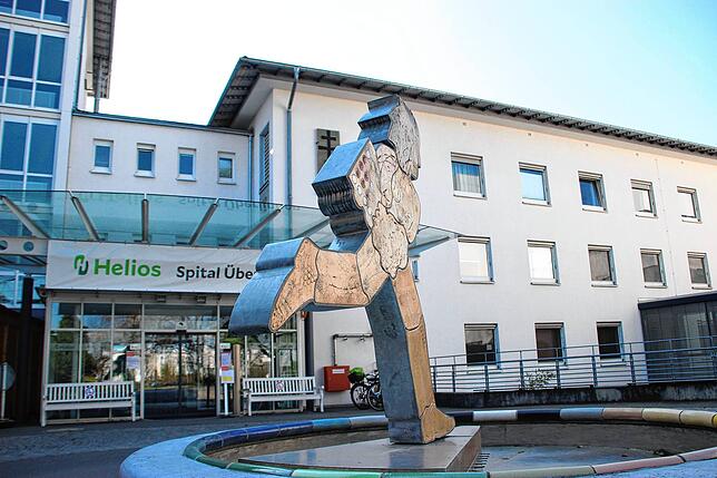 Der Eingangsbereich des Helios-Spitals in Überlingen. Nicht nur die Patienten haben mit Corona zu kämpfen, auch die personelle ...