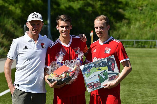 Abschied: Vorsitzender Dietmar Gamp und Spielführer Patrick Merz verabschiedeten Stürmer Lucas Geng, der den FC RW Weilheim nach fünf ...