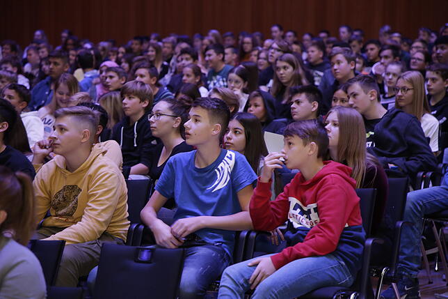 Gespannt hören die Schüler der Referentin zu.
