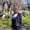 Bestatterin Anja Rechberg auf dem Konstanzer Hauptfriedhof. Trauerfeiern werden ab sofort nur noch am Grab stattfinden &ndash; mit ...