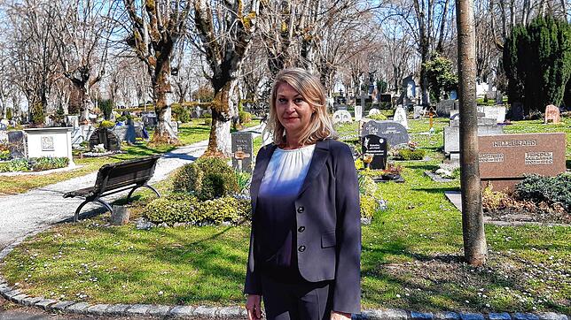 Bestatterin Anja Rechberg auf dem Konstanzer Hauptfriedhof. Trauerfeiern werden ab sofort nur noch am Grab stattfinden &ndash; mit ...